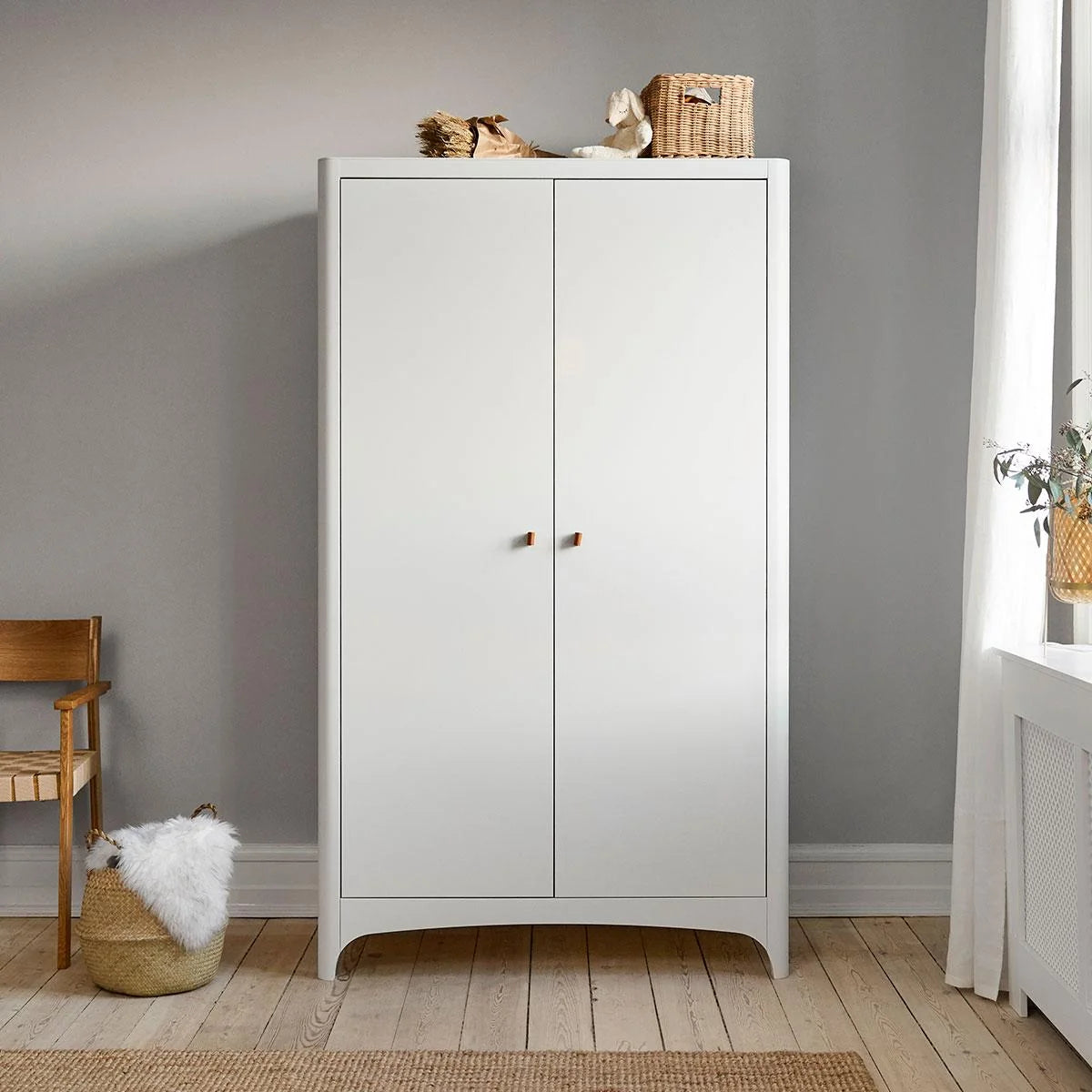 Armoire enfant blanche avec penderie et étagères amovibles