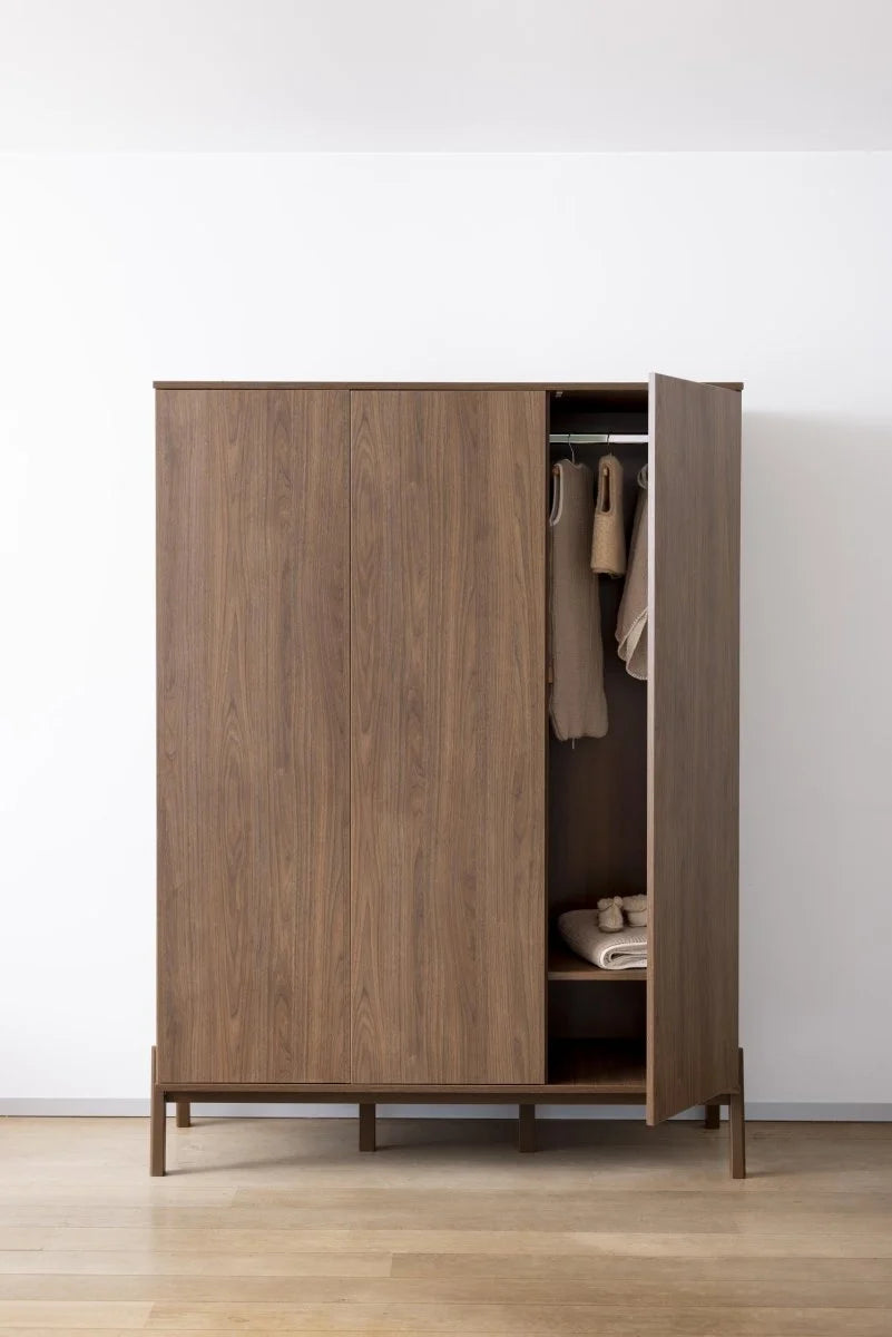 Grande armoire enfant châtaignier 3 portes avec rangement modulable